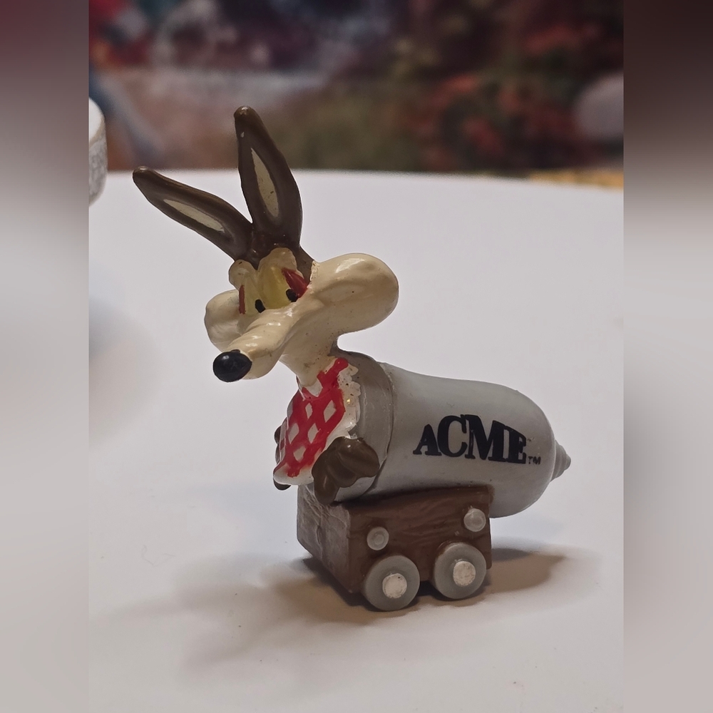 WB Warner Bros. 1994 Wile E. Coyote Figure Toy Collectible